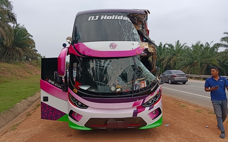 Empat cedera kemalangan bas, treler