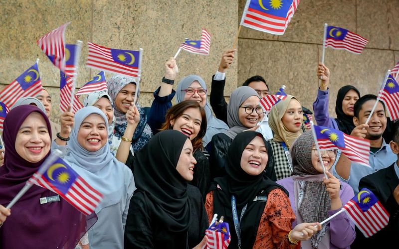 Penjawat awam diseru hayati nilai Jalur Gemilang, bukan sekadar kibarkan