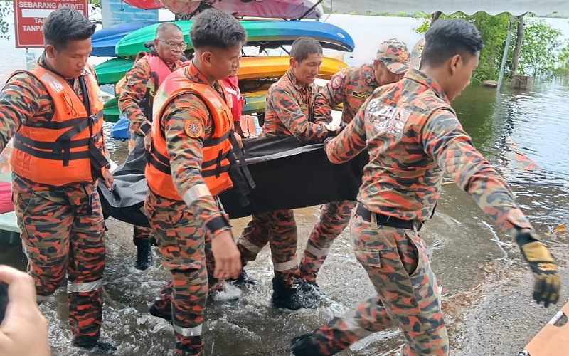 Pemandu jengkaut maut, jentera terbalik dalam tasik