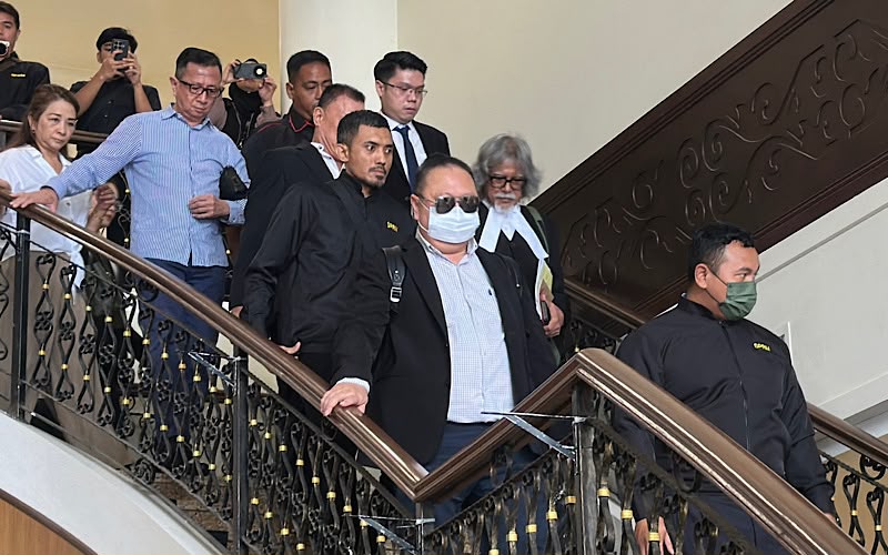 Penjawat awam, bekas CEO mengaku tidak bersalah berkait rasuah perlombongan emas