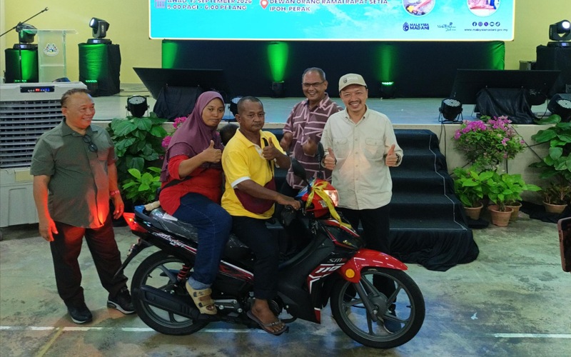 Penantian berbaloi, pasangan suami isteri bawa pulang motosikal cabutan bertuah PMK