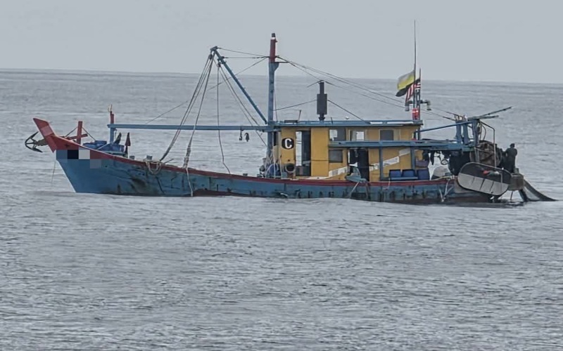 Langgar syarat lesen, sebuah vesel serta tiga kru Myanmar ditahan