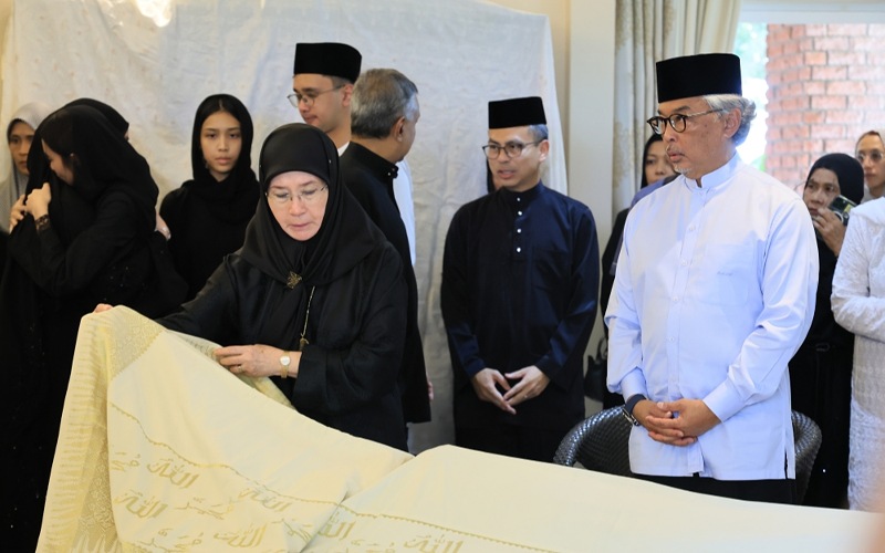 Tun Siti Hasmah dikebumikan di sebelah pusara Tun Endon