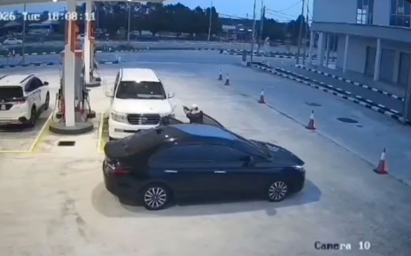 Lelaki cedera ditembak ketika isi minyak