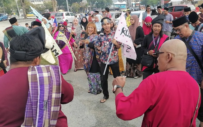 Penggiat seni meriahkan Kuantan Flash Mob sempena Hari Malaysia