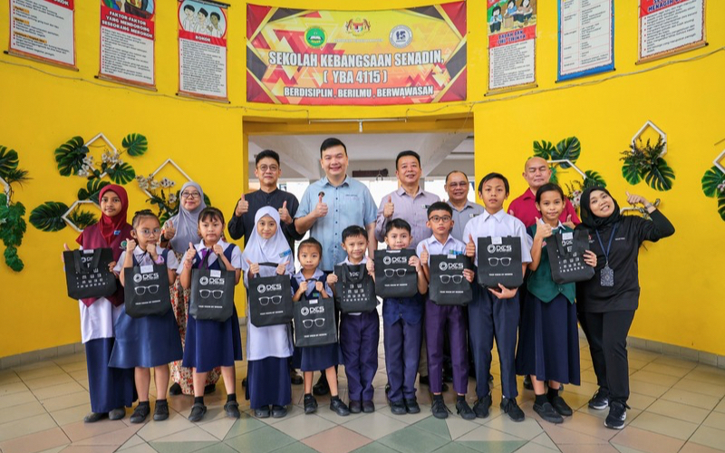 Pusat Khidmat Parlimen Miri sumbang cermin mata percuma kepada pelajar sekolah
