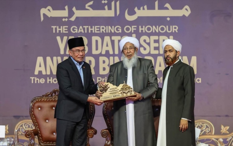 Anwar terima Anugerah Kecemerlangan Yayasan Sheikh Abu Bakar 