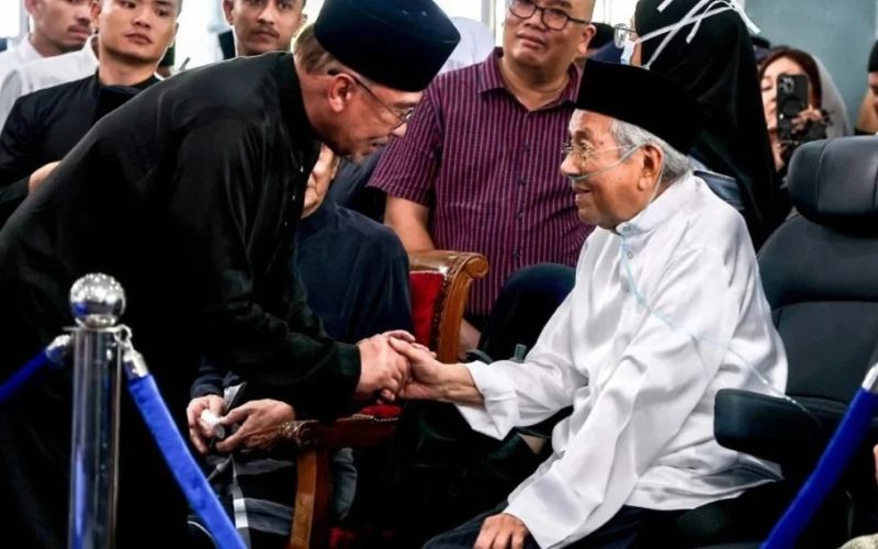 Anwar, Wan Azizah beri penghormatan terakhir kepada Tun Dr Siti Hasmah