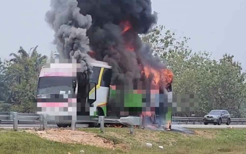 Bas terbakar, 14 termasuk pemandu selamat