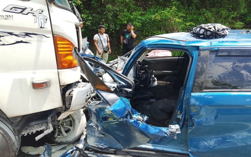 Bayi antara empat maut, kemalangan lori dengan dua kereta