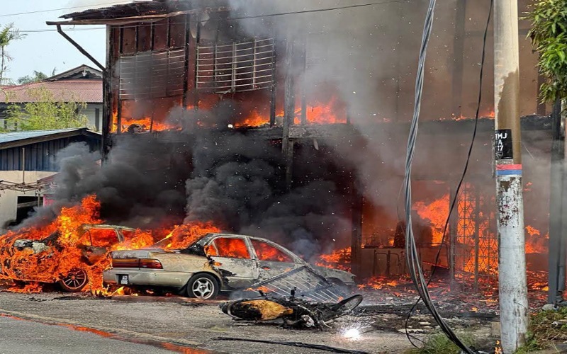 Dua beradik maut terperangkap kebakaran rumah