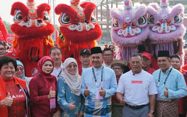 Calon PH DUN Paya Rumput diiringi tarian singa ke Pusat Penamaan Calon