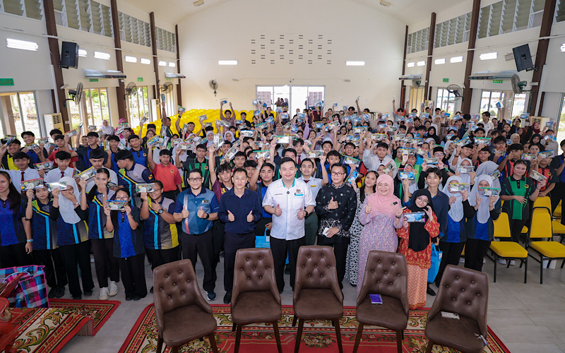 2,575 calon SPM, STPM di Miri terima sumbangan alat tulis
