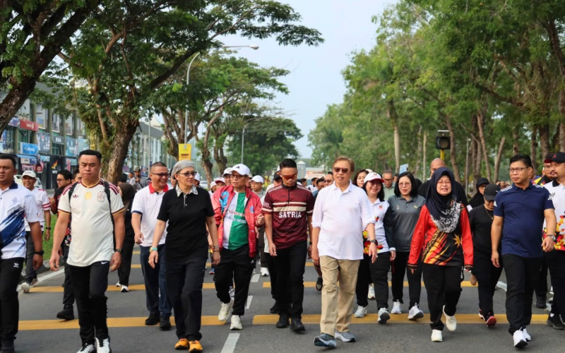 Premier Sarawak luang masa ‘brisk walk’, sarapan bersama warga Mukah