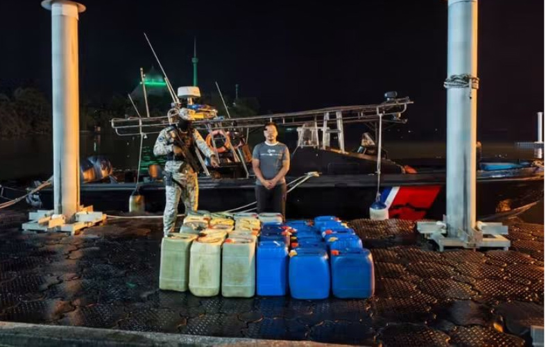 Lelaki ditahan bersama 945 liter petrol subsidi di premis atas air