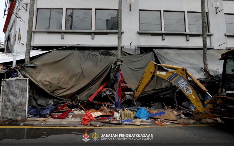 DBKL roboh gerai ‘bundle’ haram, sita barangan di Jalan Raja Bot