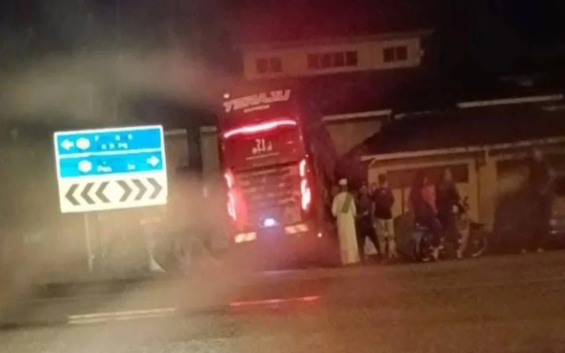 Bas ekspres rempuh pagar SK Bukit Jawa
